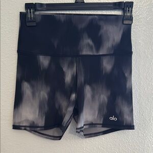 ALO Yoga Women's Black and Gray Shorts